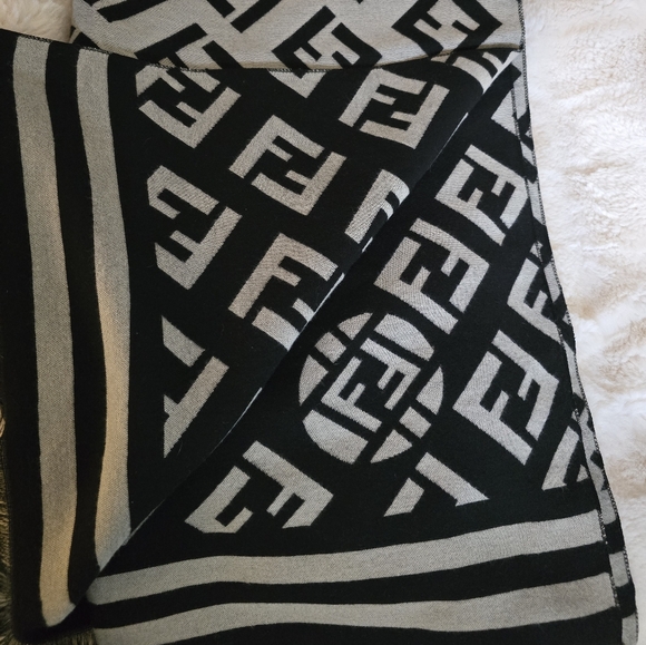 Fendi Black and Gray Logo Scarf - Picture 3 of 7